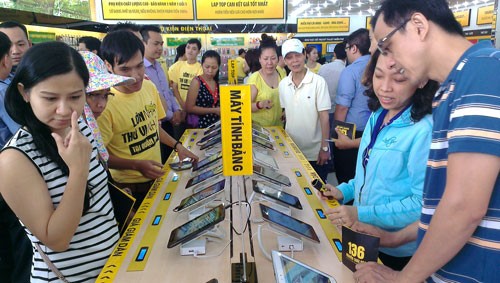 Inside a cell phone shop in HCMC (Photo: SGGP)